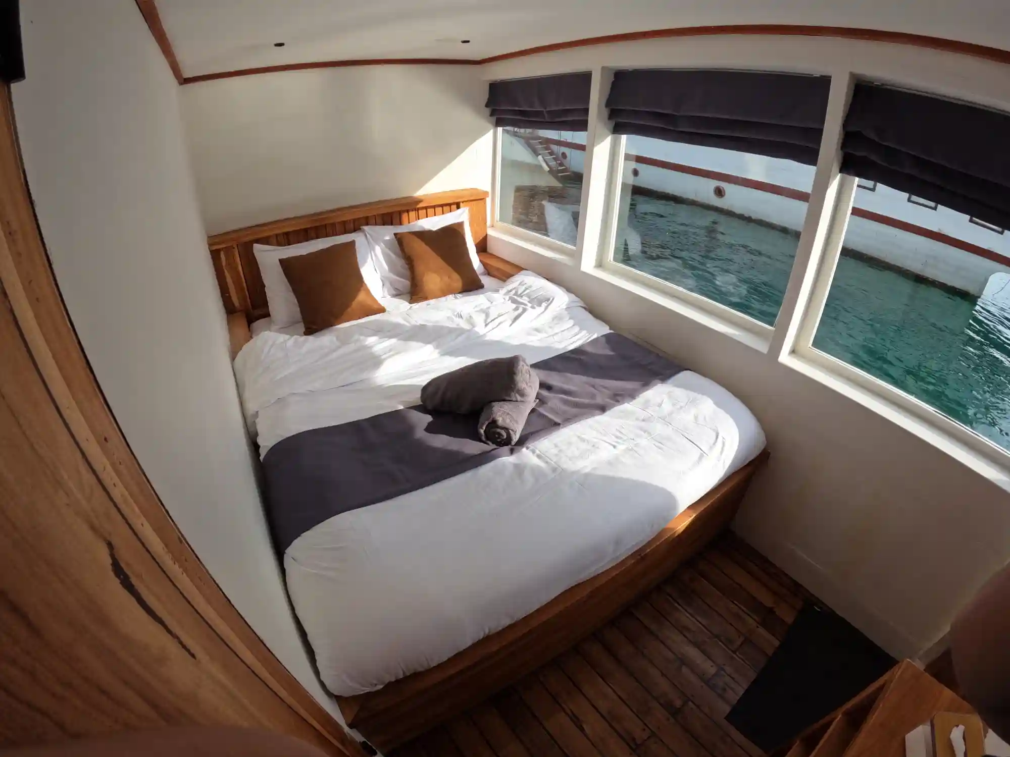 2-view-deluxe-cabin-lanakila-cruise