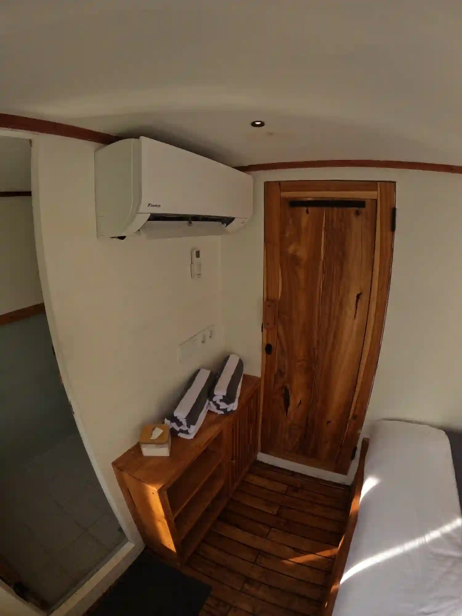 3-entrance-deluxe-cabin-lanakila-cruise