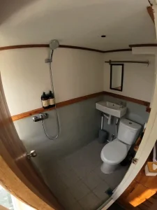 4-toilet-deluxe-cabin-lanakila-cruise