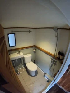 5-toilet-master-cabin-lanakila-cruise (1)