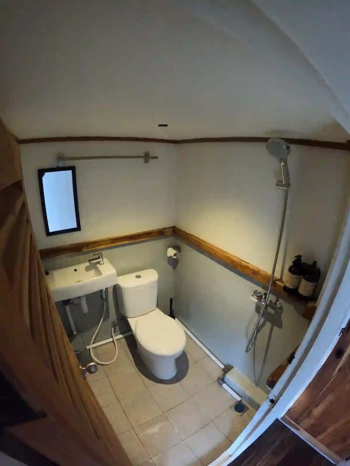 5-toilet-master-cabin-lanakila-cruise (1)
