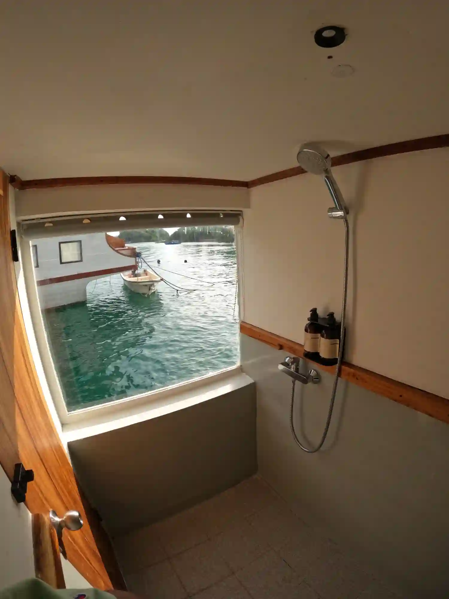 5-view-deluxe-cabin-lanakila-cruise