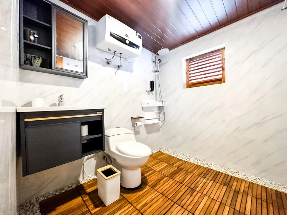 Toilet-Neptune-Cruise-Suite-Cabin-1_result