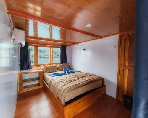 Deluxe Cabin 1 El Ashar Komodo Liveaboard Komodo Dreamland Tour 1
