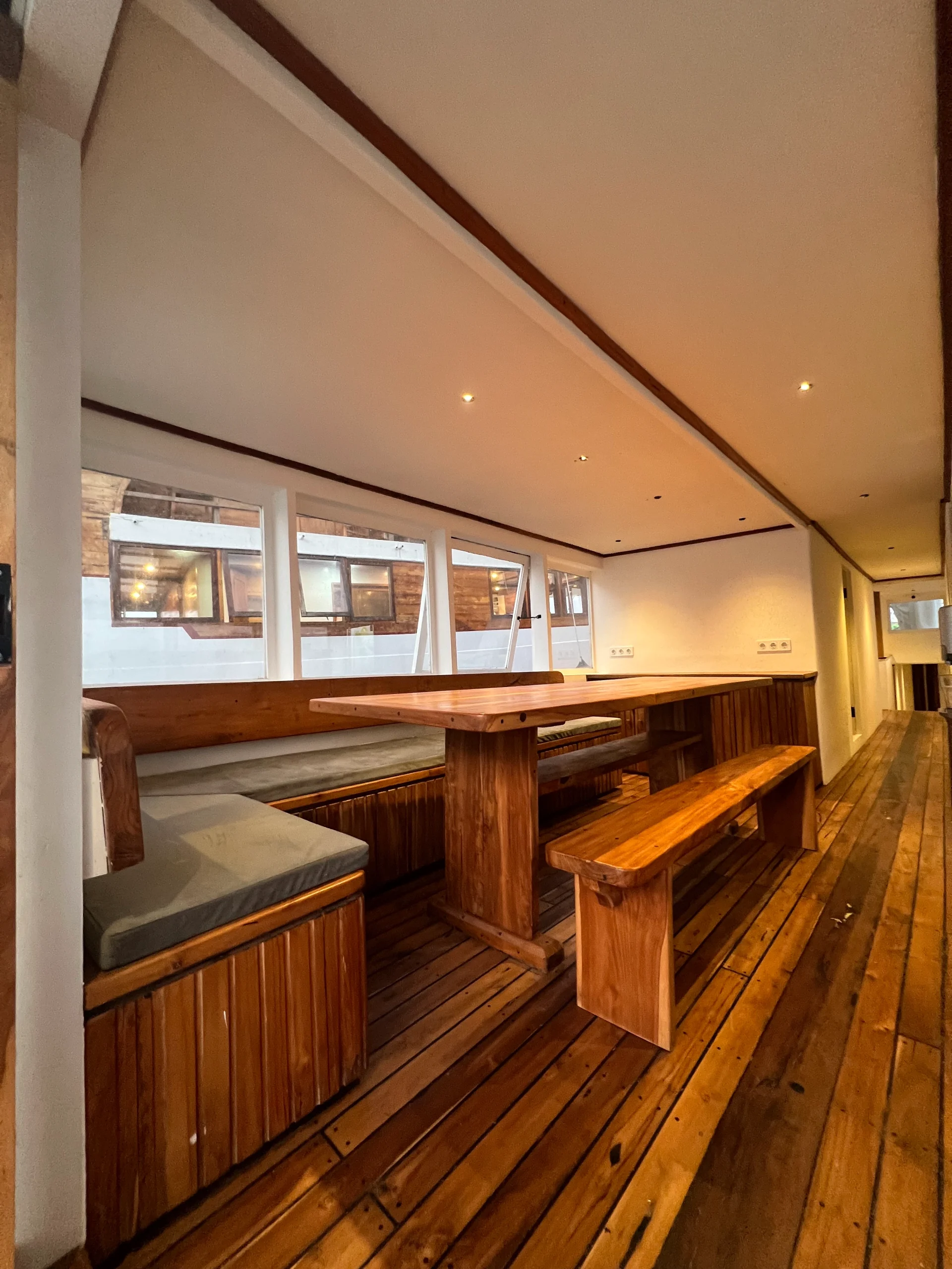 dinning-area-lanakila-cruise Komodo Dreamland Tour