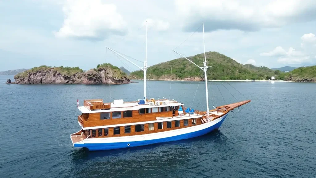 Arfisyana Indah 2 Phinisi - Deluxe Komodo Island Boat Tour & Private Charter Arfisyana Indah 2 Phinisi Boat Komodo - Komodo Dreamland Tour 1