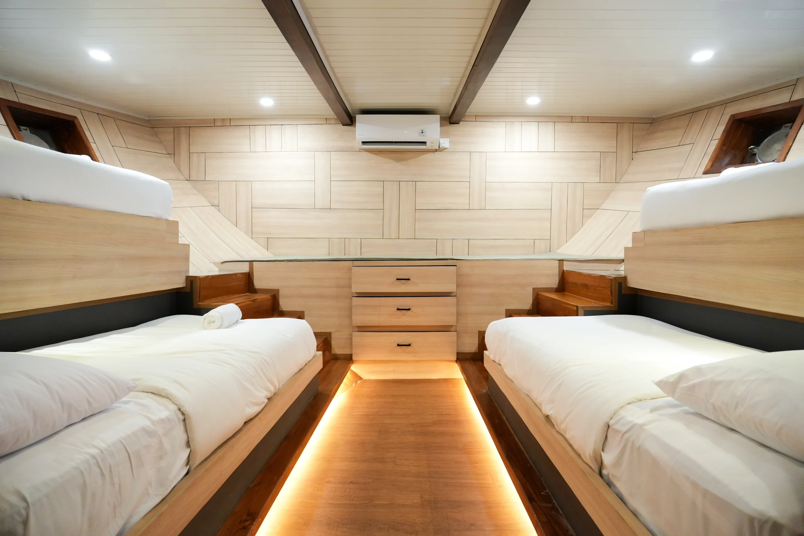 Kelimutu Cabin Mosalaki Komodo Liveaboard Komodo Dreamland Tour 2