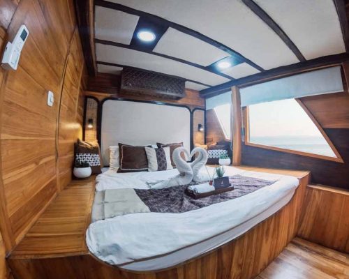Master Cabin Navila Komodo Liveaboard - Komodo Dreamland Tour 1