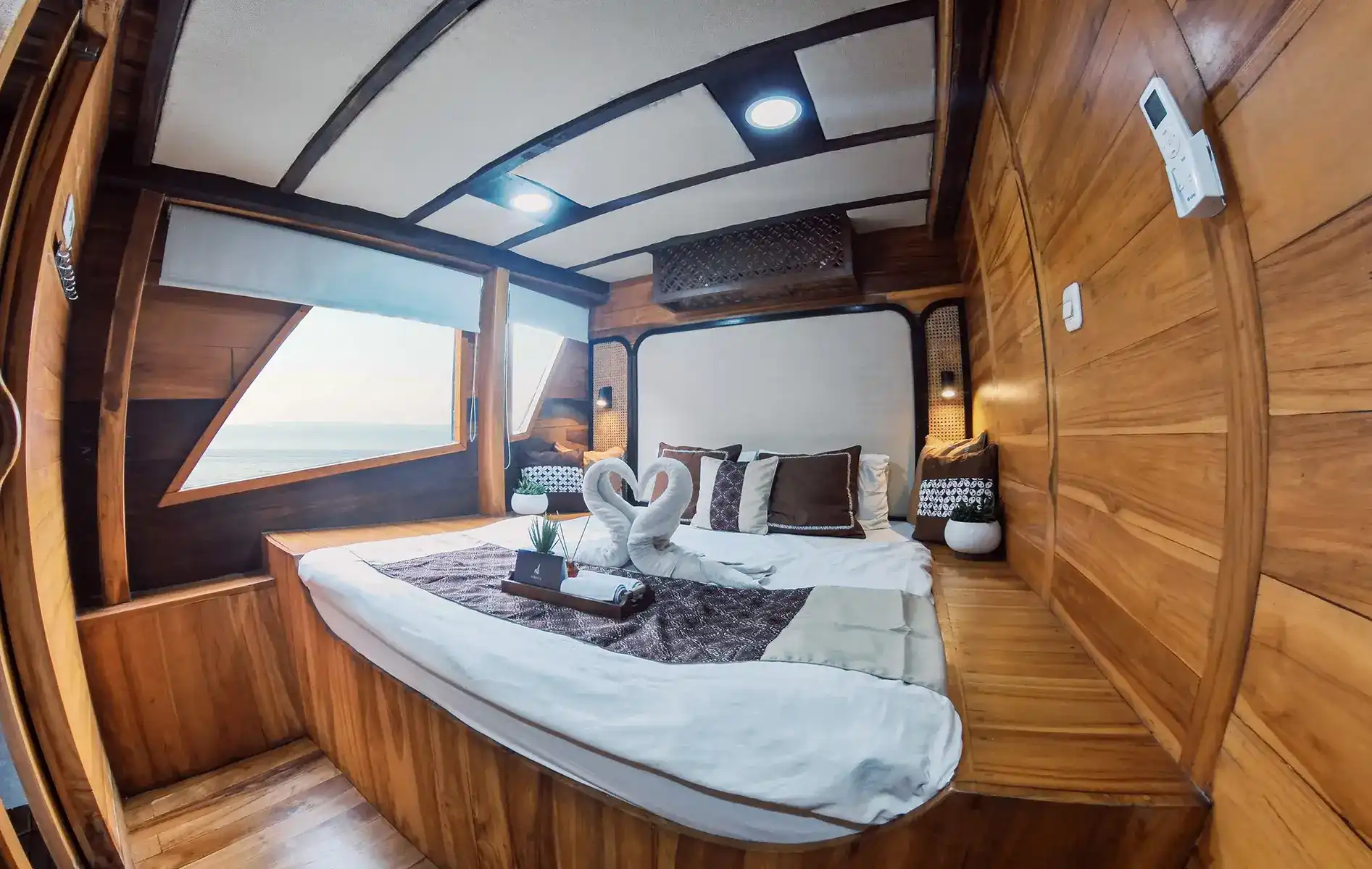 Master Cabin Navila Komodo Liveaboard - Komodo Dreamland Tour 4