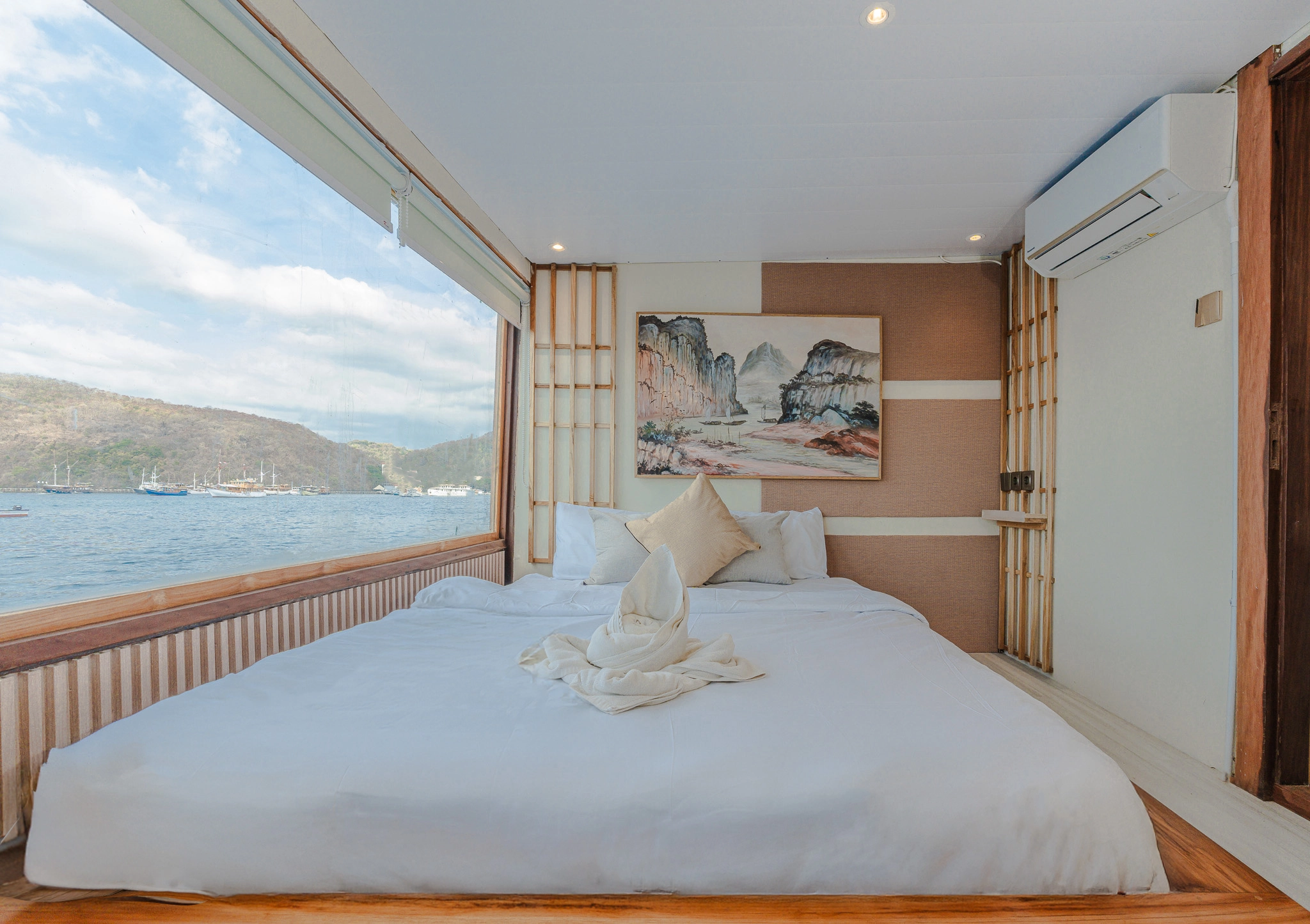 Master cabin sora phinisi boat komodo dreamland tour 1