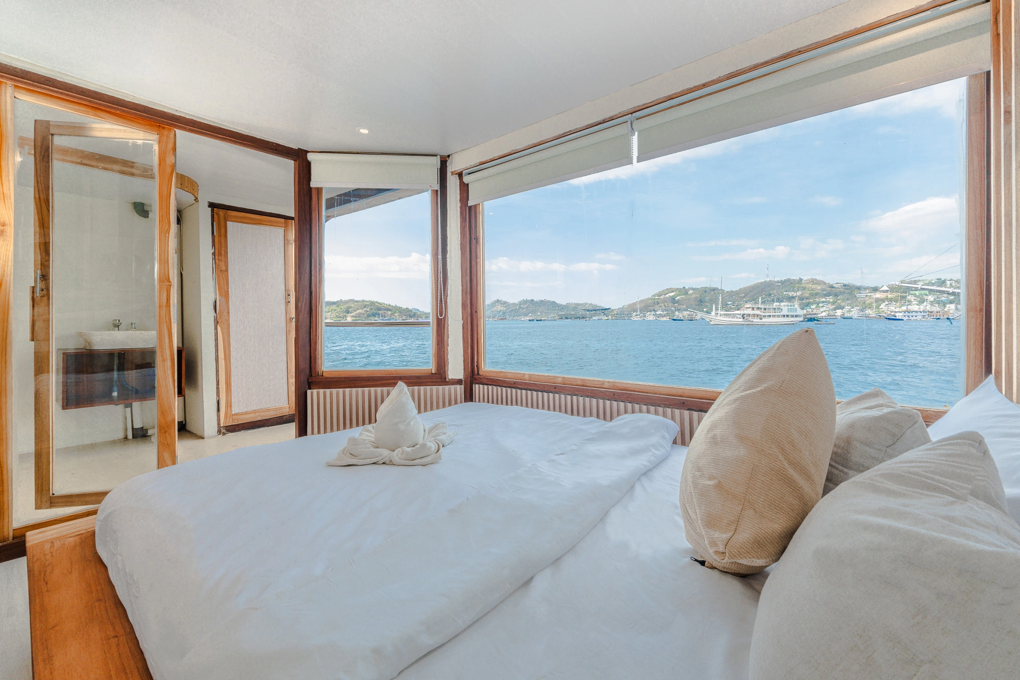 Master cabin sora phinisi boat komodo dreamland tour 2