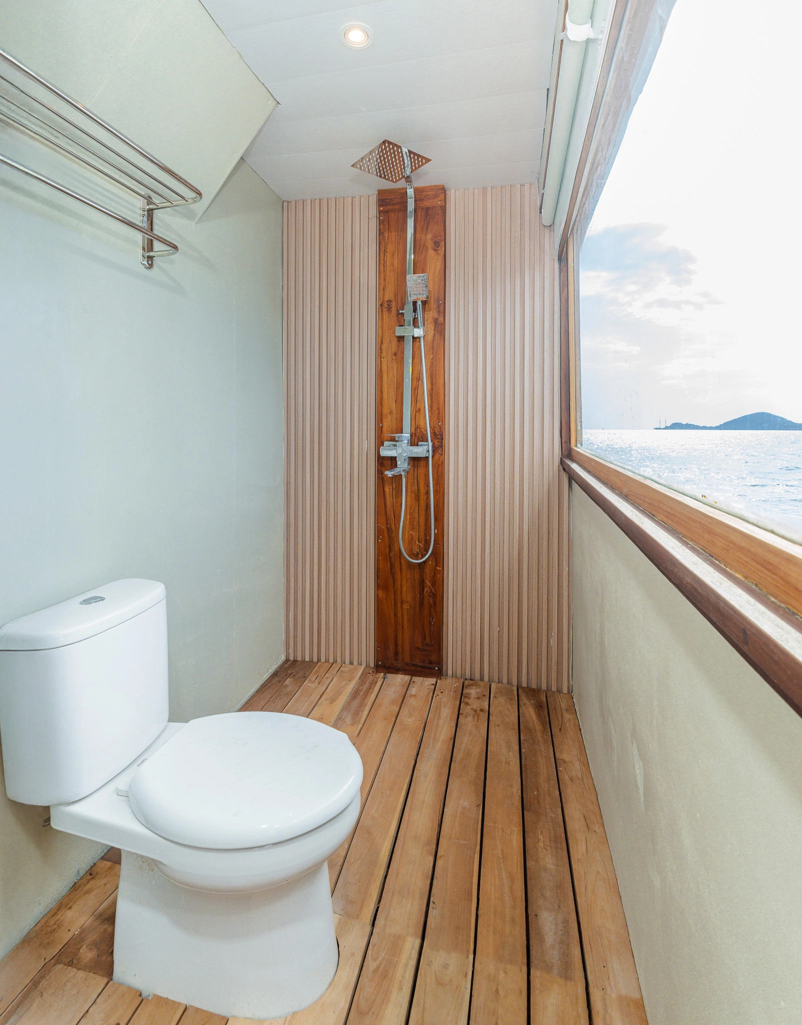Master cabin sora phinisi boat komodo dreamland tour 3