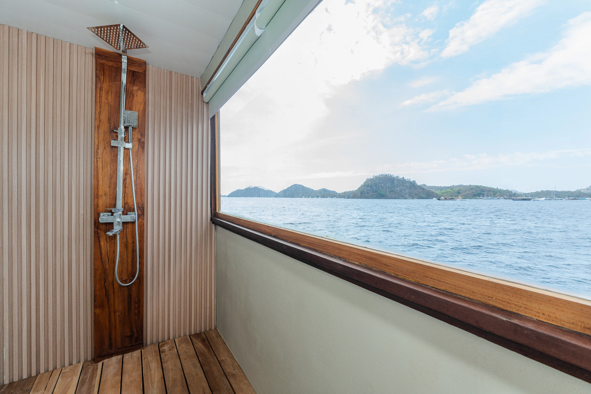 Master cabin sora phinisi boat komodo dreamland tour 4