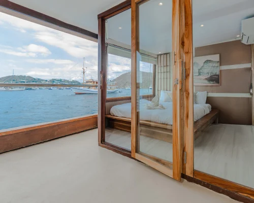 Master cabin sora phinisi boat komodo dreamland tour 5