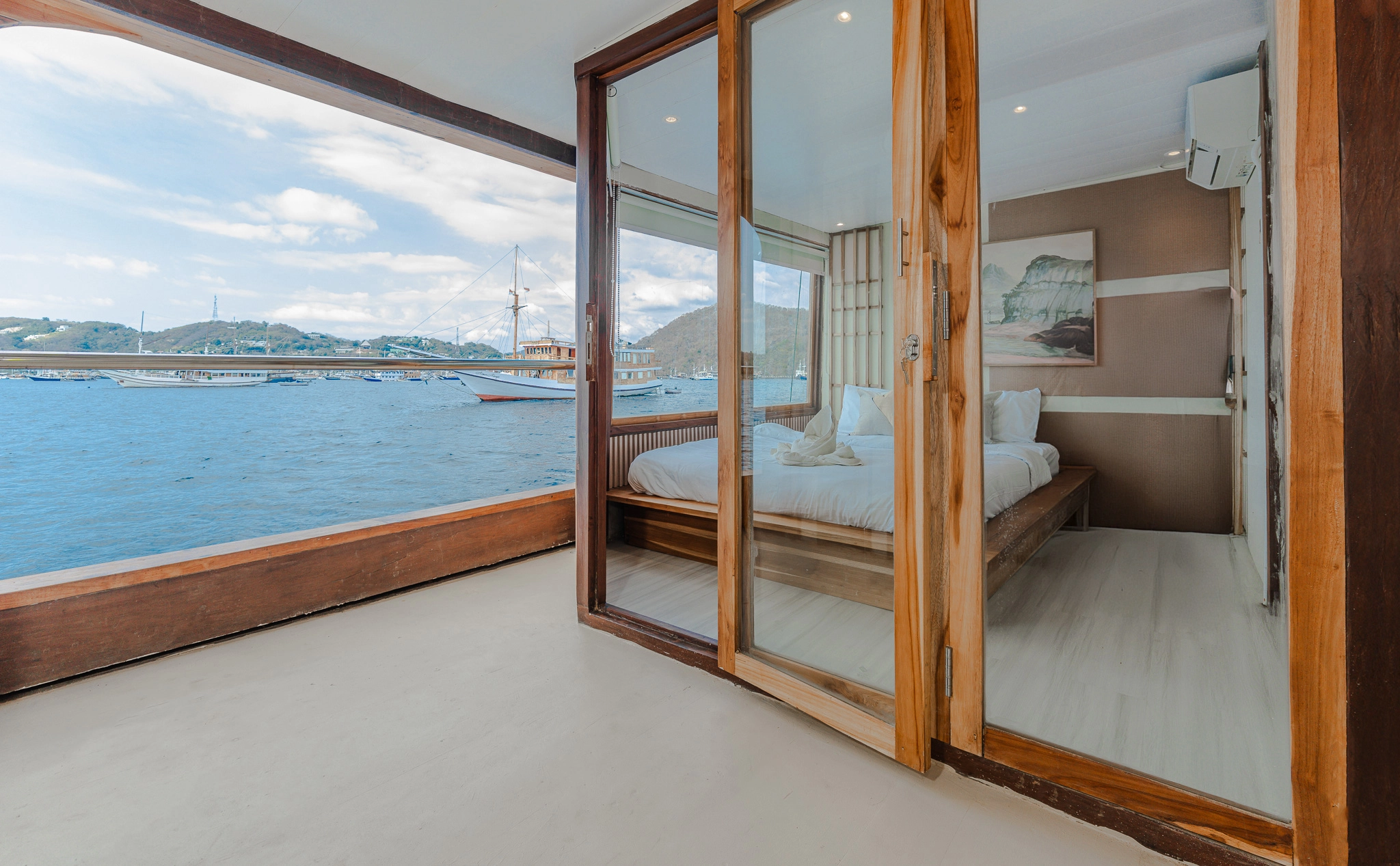 Master cabin sora phinisi boat komodo dreamland tour 5