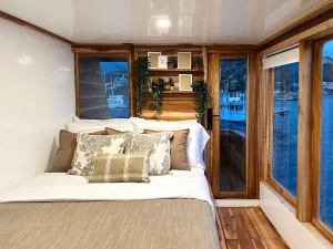 Master cabin upper deck Nalareya phinisi boat komodo dreamland tour 1