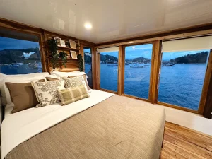 Master cabin upper deck Nalareya phinisi boat komodo dreamland tour 2