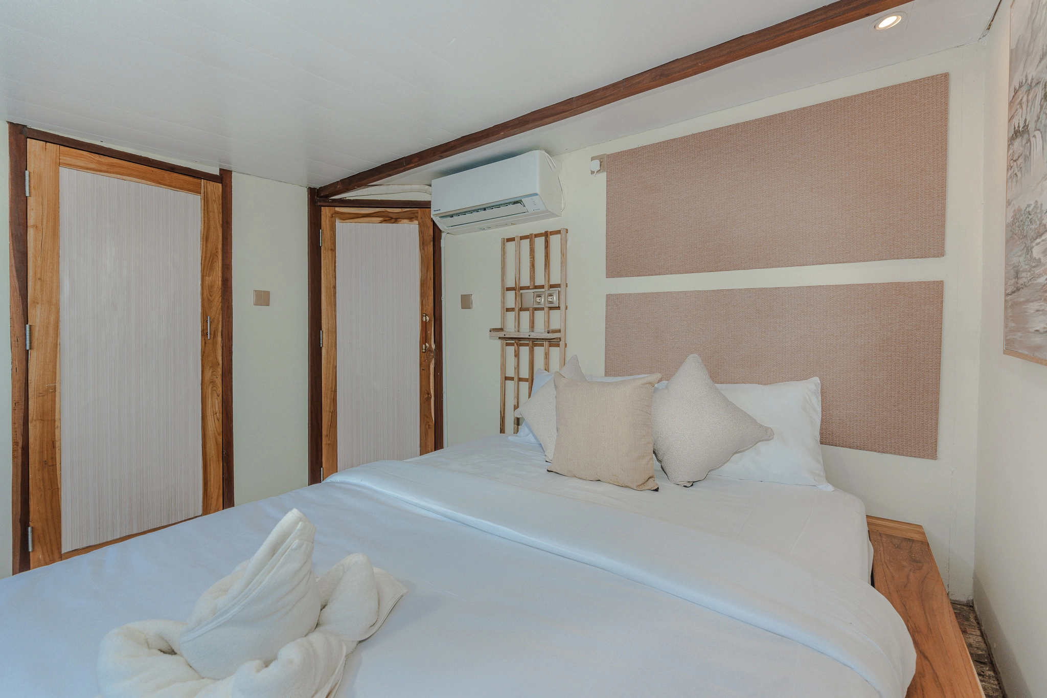 Private Cabin - signature cabin sora phinisi boat komodo dreamland tour 2