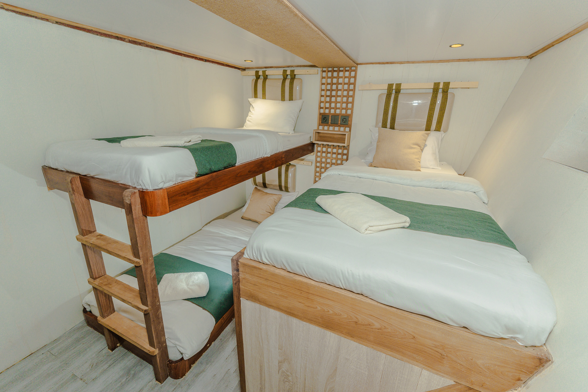 Shared Cabin 3 Marea Phinisi Boat Komodo - Komodo Dreamland Tour 2