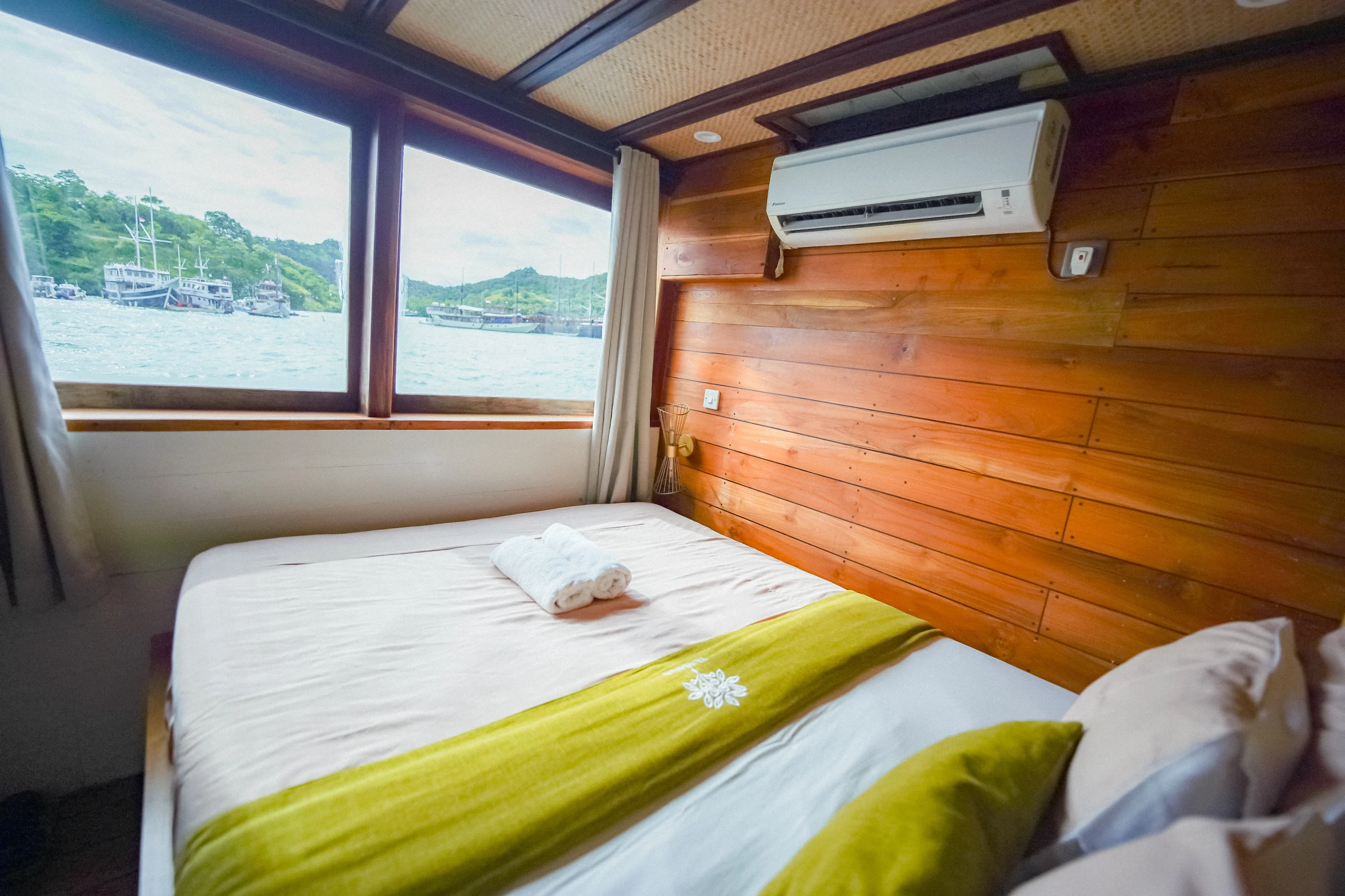 Yumana Deluxe Cabin – Komodo Dreamland Tour 1