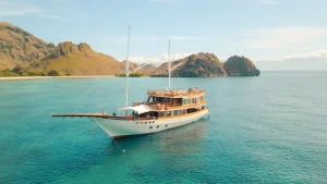 Yumana Phinisi Boat Komodo Dreamland Tour 1