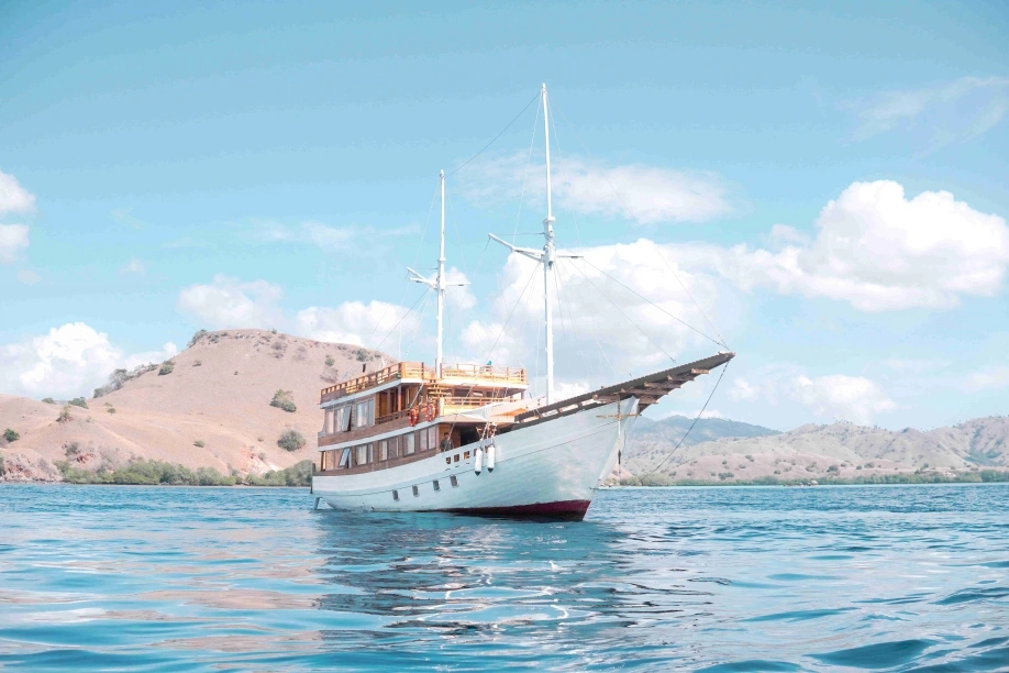 Yumana Phinisi Boat Komodo Dreamland Tour 10