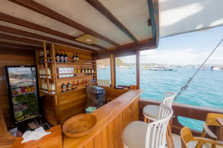 Yumana Phinisi Boat Komodo Dreamland Tour 11