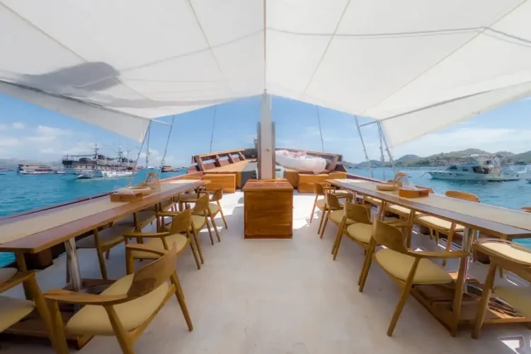 Yumana Phinisi Boat Komodo Dreamland Tour 12