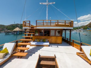 Yumana Phinisi Boat Komodo Dreamland Tour 4