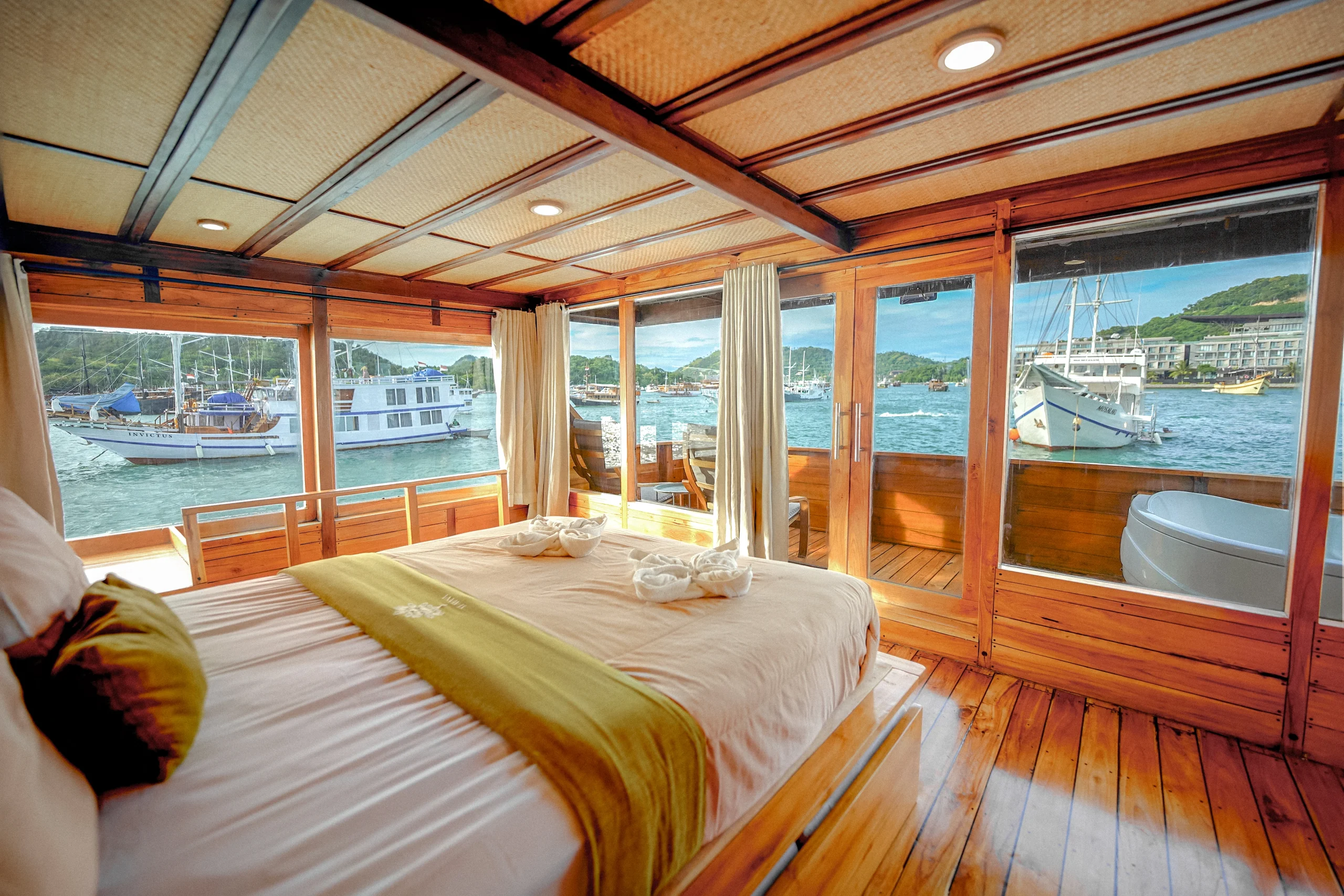 Yumana Royal Suite Cabin – Komodo Dreamland Tour 4