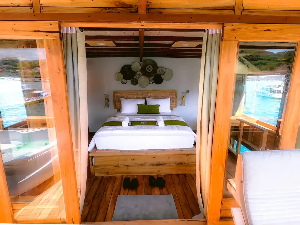 Yumana Royal Suite Cabin – Komodo Dreamland Tour 8