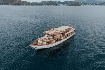 sora phinisi boat komodo dreamland tour 1