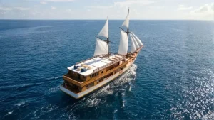 Naturalia Phinisi Boat Komodo Dreamland Tour 2