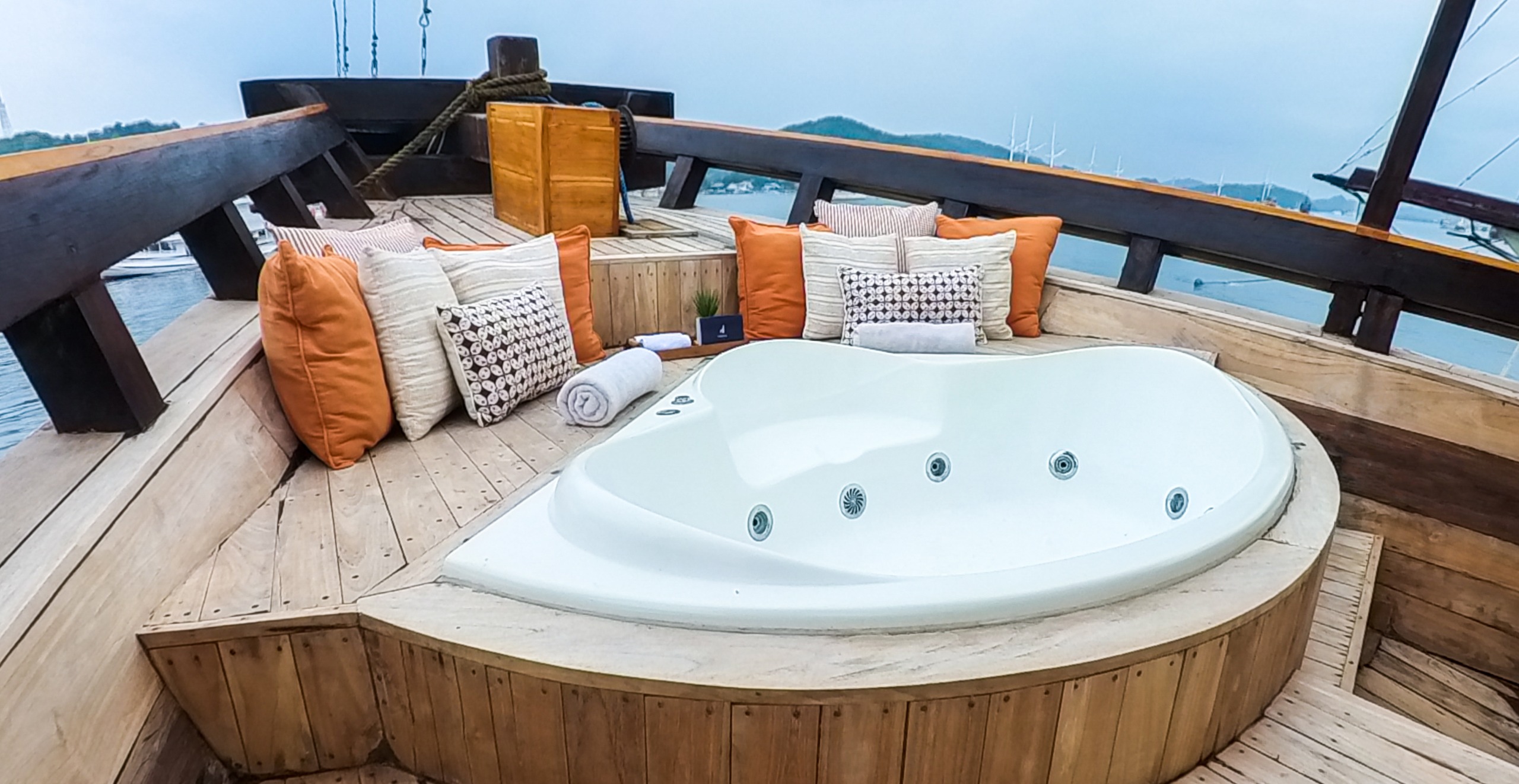 Navila Phinisi Komodo liveaboard - Komodo Dreamland Tour 5