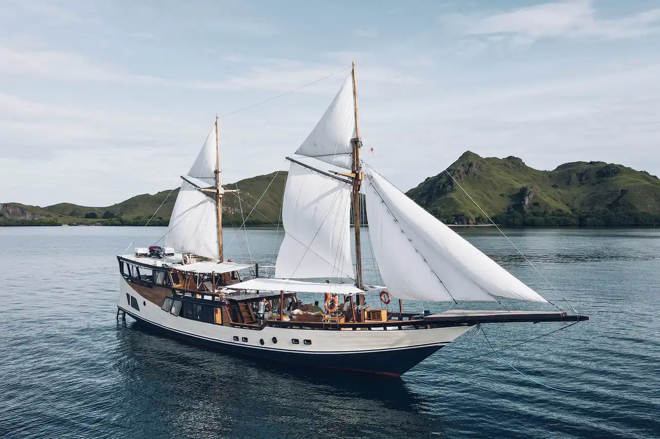 Navila Phinisi Komodo liveaboard - Komodo Dreamland Tour 7