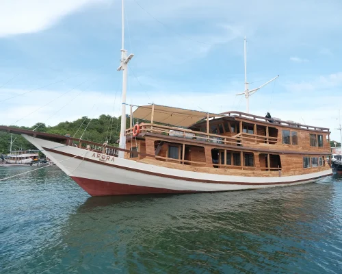 Arora Phinisi Komodo