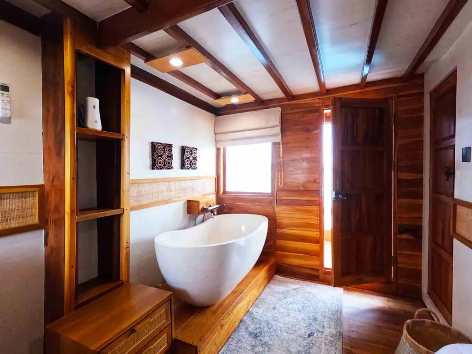 Master Cabin (Santalum 2) 5