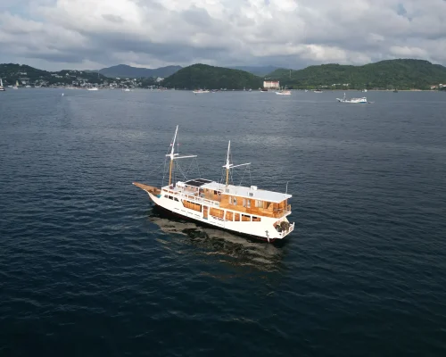 Velora phinisi komodo 2