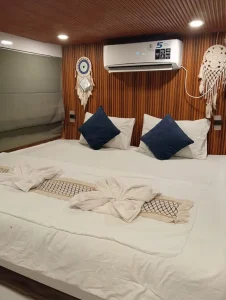 master cabin nadia phinisi 4