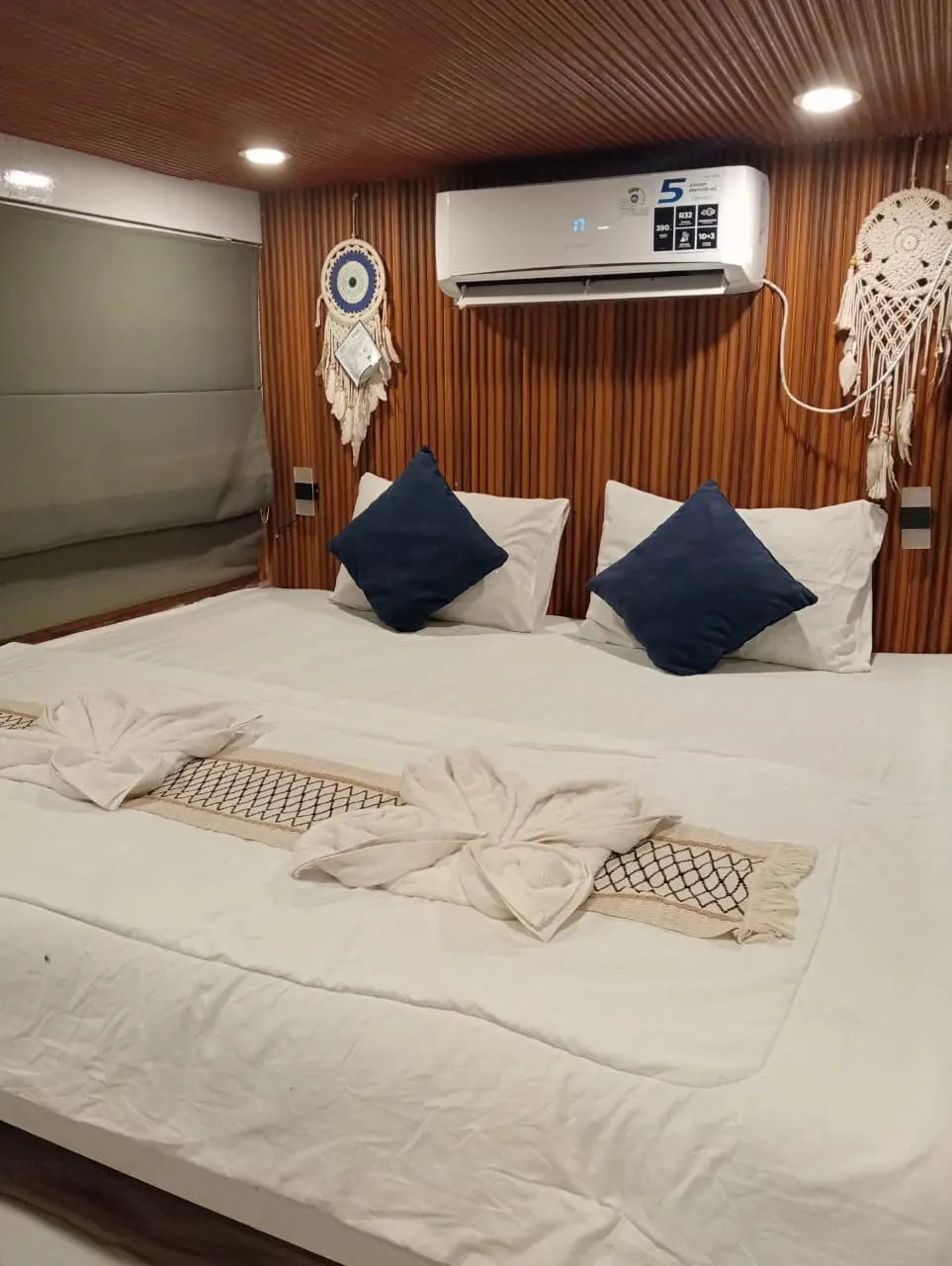 master cabin nadia phinisi 4