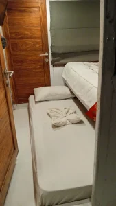 master cabin nadia phinisi 6