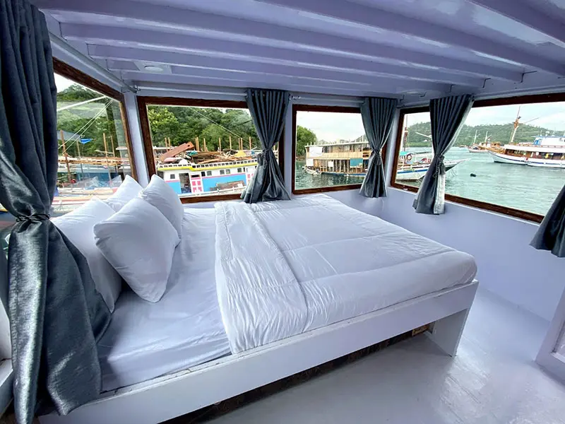master cabin nadia phinisi 8