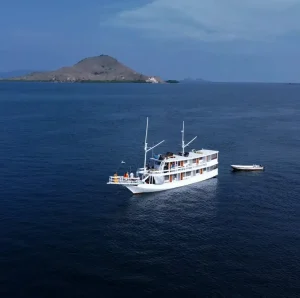 nadia phinisi komodo 1