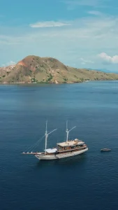 Elbark cruise phinisi Komodo Dreamlabd Tour 17