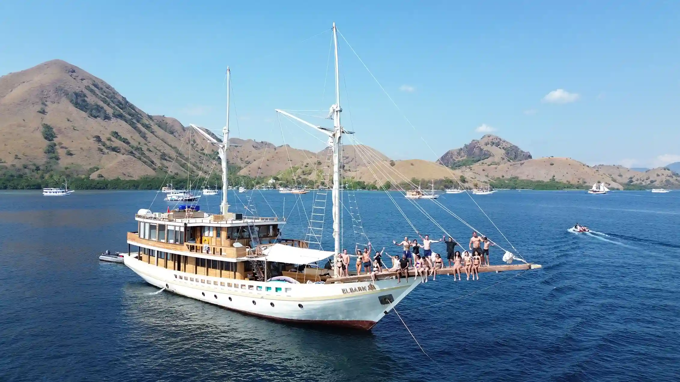 Elbark cruise phinisi Komodo Dreamlabd Tour1
