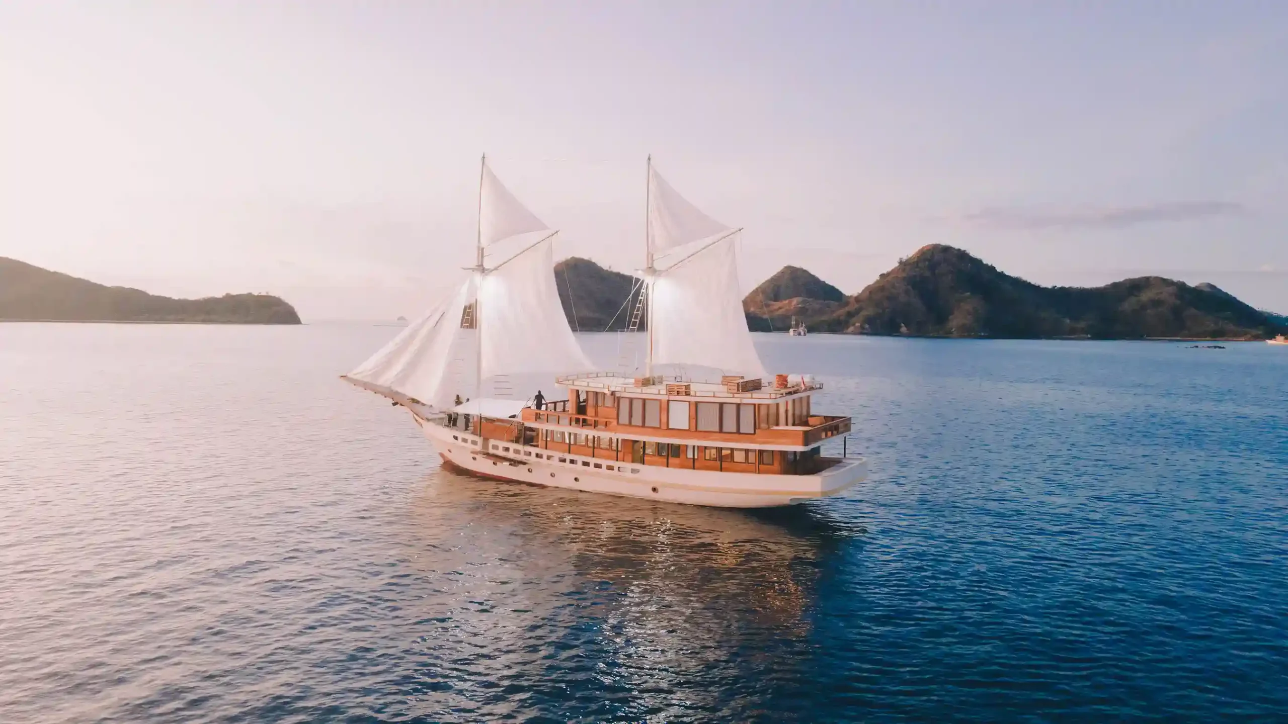 Elbark cruise phinisi komodo