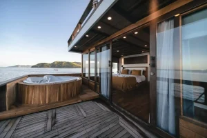 Misool Cabin Elbark cruise phinisi komodo 1