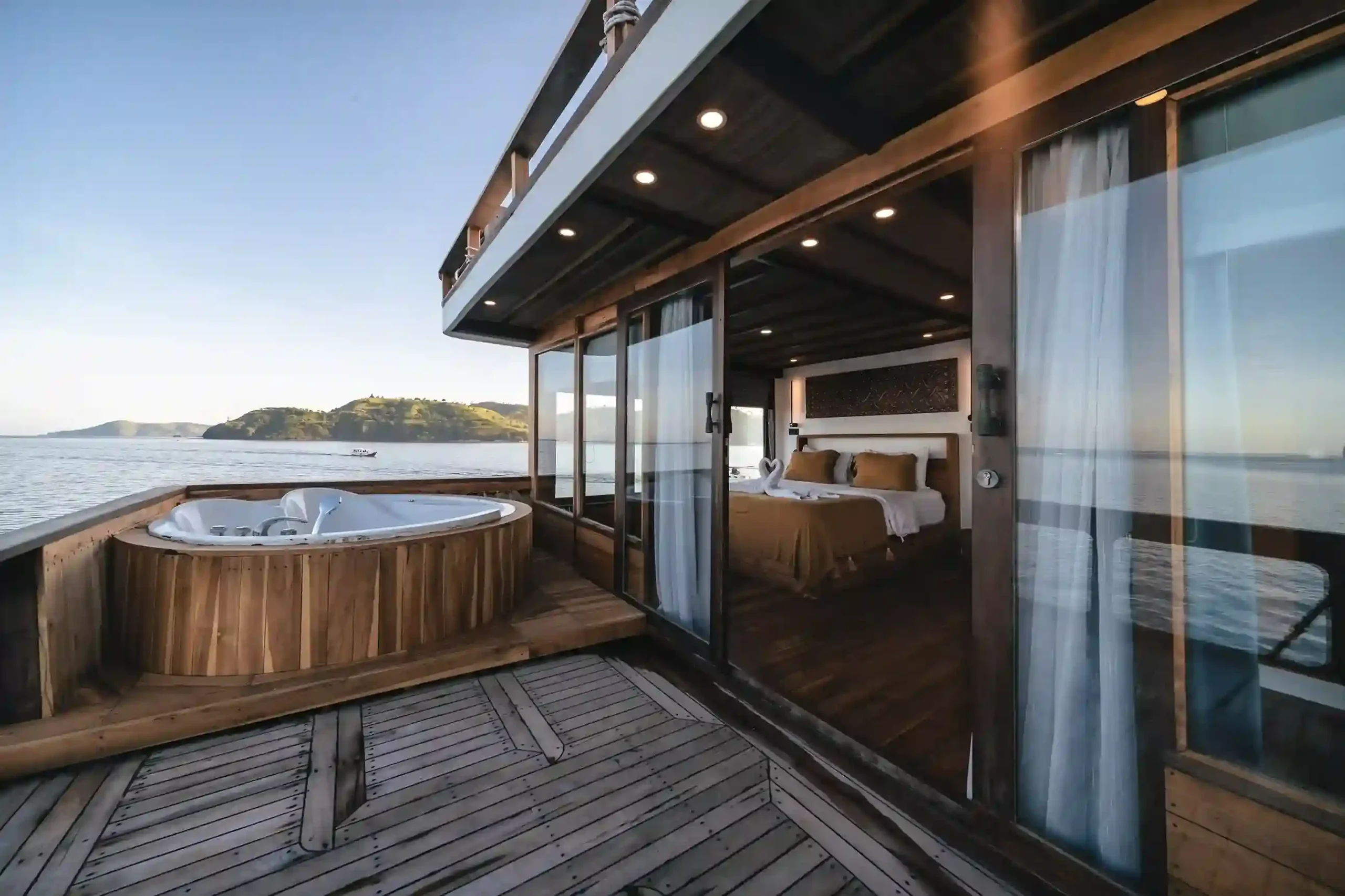 Misool Cabin Elbark cruise phinisi komodo 1