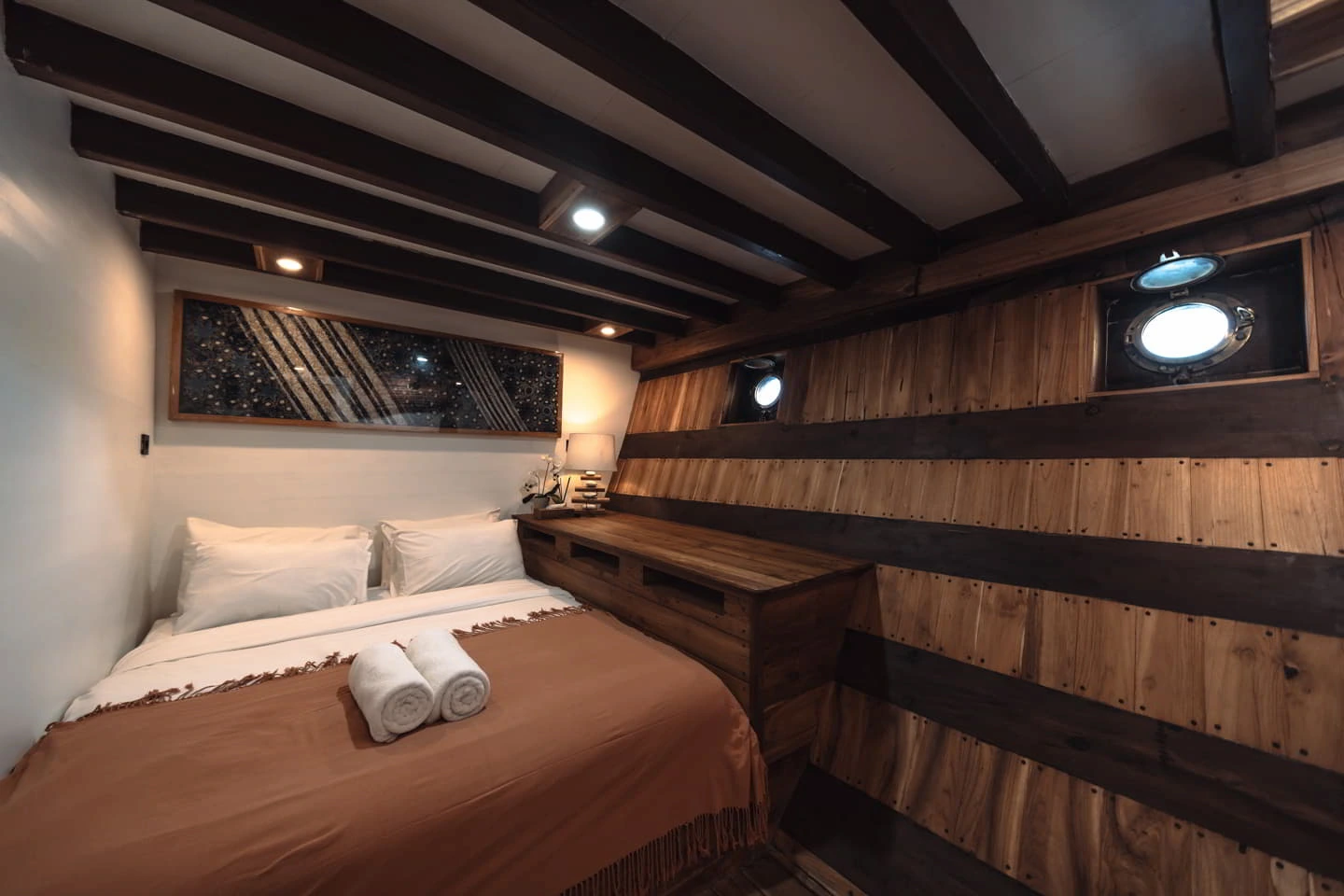 Toraja and Alor Cabin Elbark cruise phinisi komodo 4